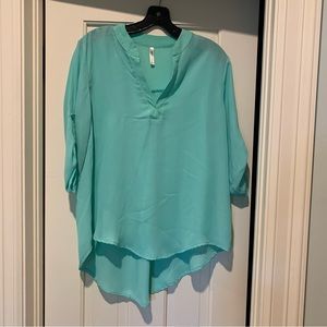 Size M Aqua blouse